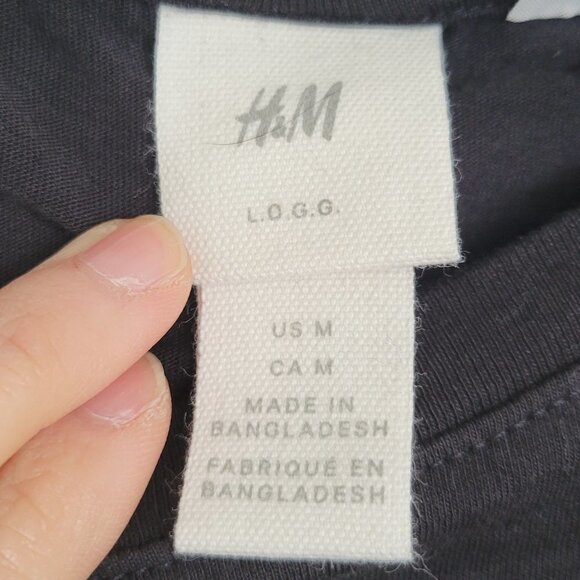 H&M Classic WB Friends Graphic Spell Out Black Short Sleeve Tee Shirt Sz Medium - Picture 6 of 10